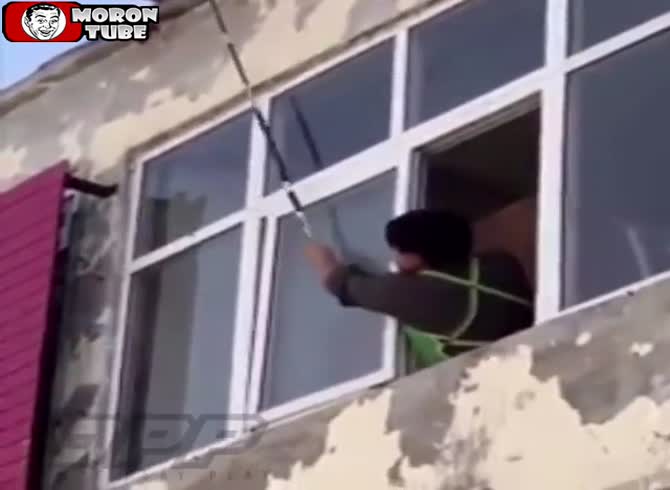 Video :Remove a wasp's nest and hide behind your window